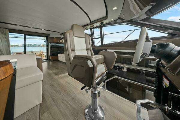 Marquis 630 Sport Yacht Yacht For Sale