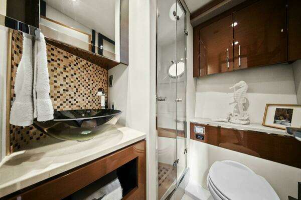 Marquis 630 Sport Yacht Yacht For Sale