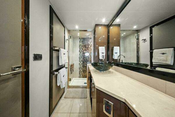 Marquis 630 Sport Yacht Yacht For Sale
