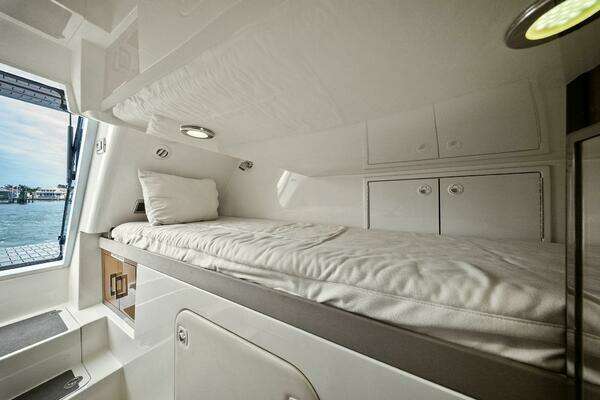 Marquis 630 Sport Yacht Yacht For Sale
