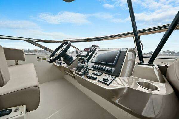 Marquis 630 Sport Yacht Yacht For Sale