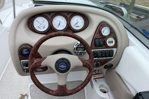 Four-Winns-250-Horizon-Helm-Station-Electronics