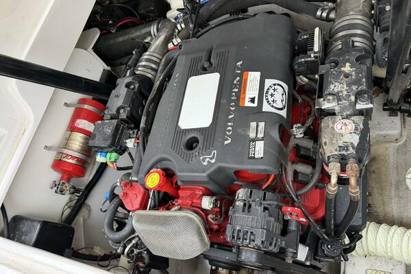 Volvo-Penta-8.1-Gi-375HP-Engine-Four-Winns-250
