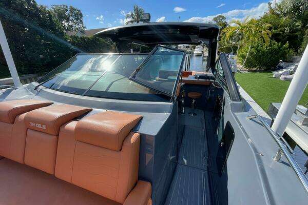 2023 Cruisers Yachts 38