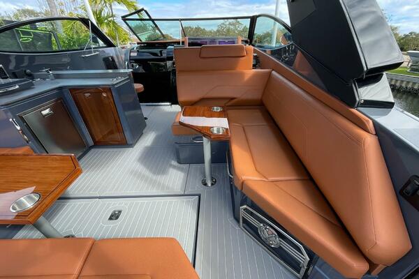 Cruisers Yachts 38 GLS -