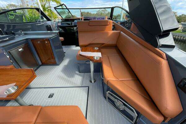 2023 Cruisers Yachts 38