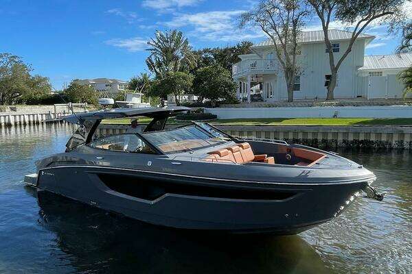 2023 Cruisers Yachts 38