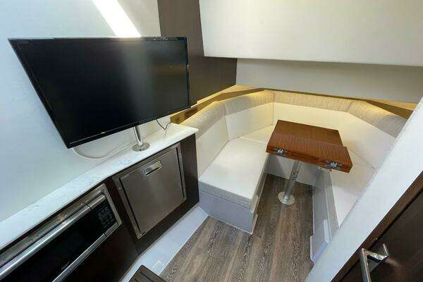 2023 Cruisers Yachts 38