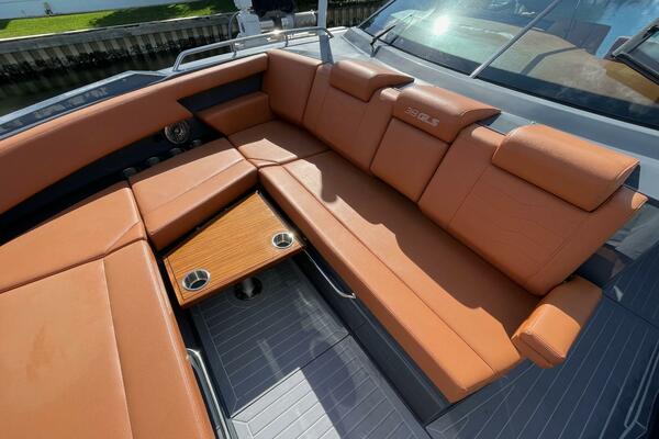 Cruisers Yachts 38 GLS -