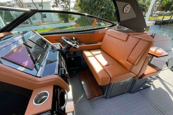 2023 Cruisers Yachts 38