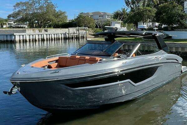 2023 Cruisers Yachts 38