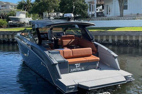Cruisers Yachts 38 GLS -