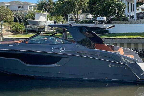 2023 Cruisers Yachts 38