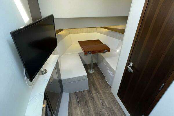 2023 Cruisers Yachts 38