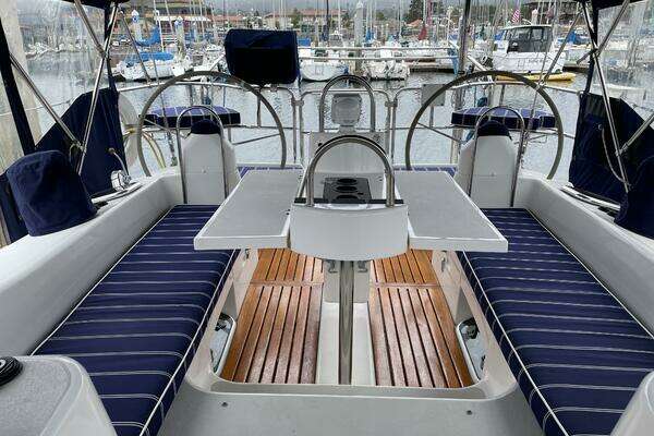 Photo of the 2005 Catalina 470 "Hale Moana"