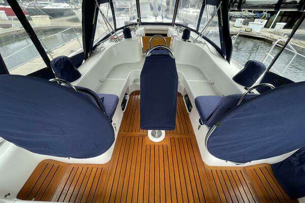 Photo of the 2005 Catalina 470 "Hale Moana"