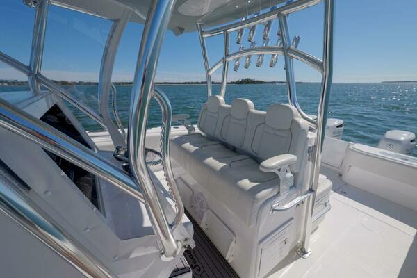 SeaHunter 38 Reel Escape- Helm Seating