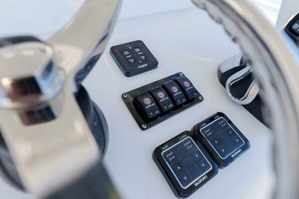 SeaHunter 38 Reel Escape- Helm