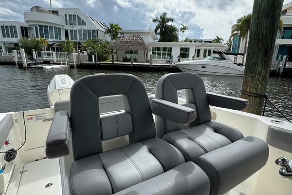 28ft Boston Whaler Yacht For Sale