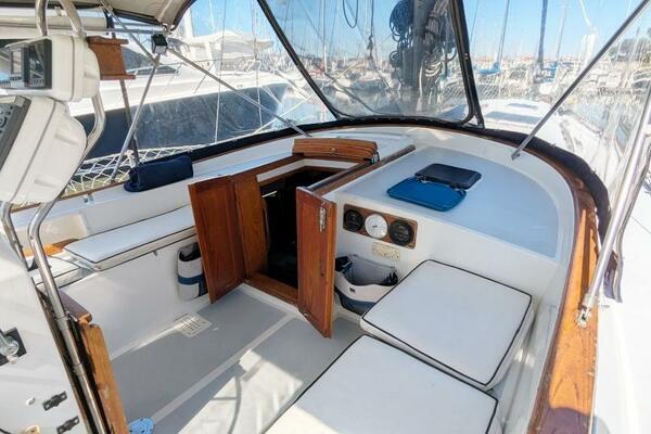 UBUNTU 46ft Morgan Yacht For Sale