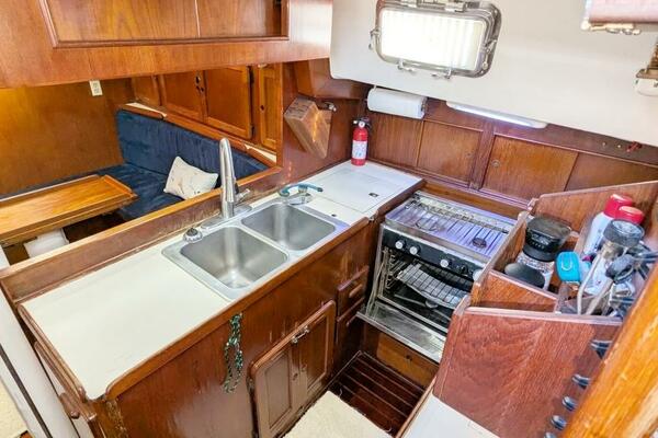 UBUNTU 46ft Morgan Yacht For Sale