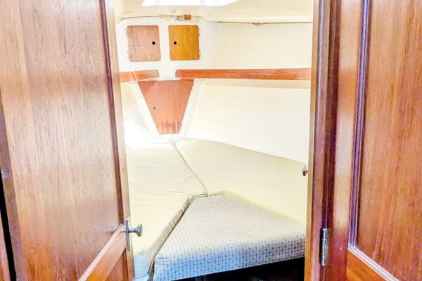 UBUNTU 46ft Morgan Yacht For Sale