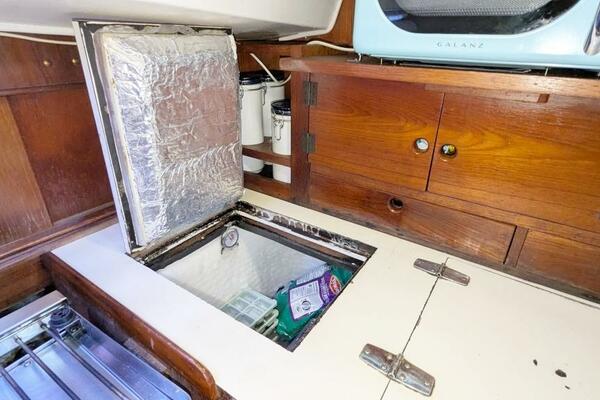 UBUNTU 46ft Morgan Yacht For Sale