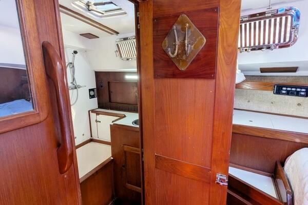 UBUNTU 46ft Morgan Yacht For Sale