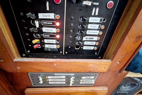 UBUNTU 46ft Morgan Yacht For Sale