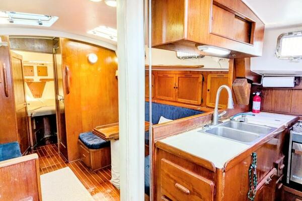 UBUNTU 46ft Morgan Yacht For Sale