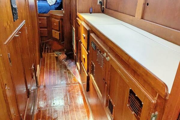 UBUNTU 46ft Morgan Yacht For Sale