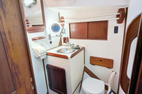 UBUNTU 46ft Morgan Yacht For Sale