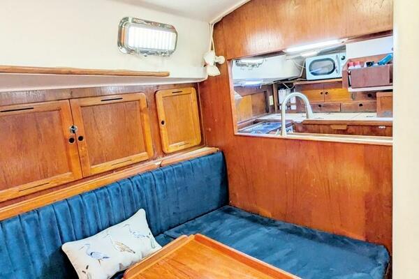 UBUNTU 46ft Morgan Yacht For Sale