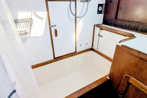 UBUNTU 46ft Morgan Yacht For Sale