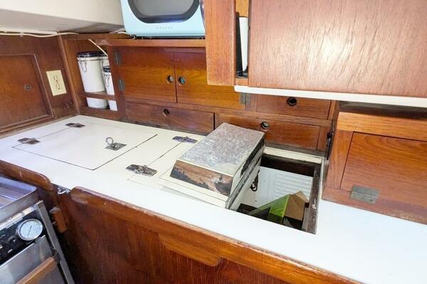 UBUNTU 46ft Morgan Yacht For Sale