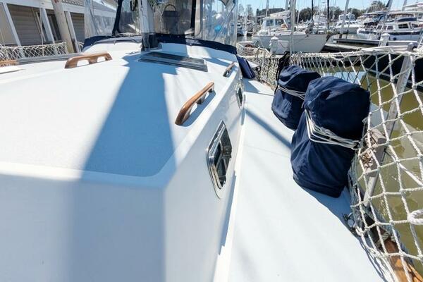 UBUNTU 46ft Morgan Yacht For Sale