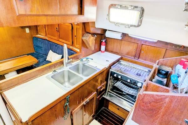 UBUNTU 46ft Morgan Yacht For Sale