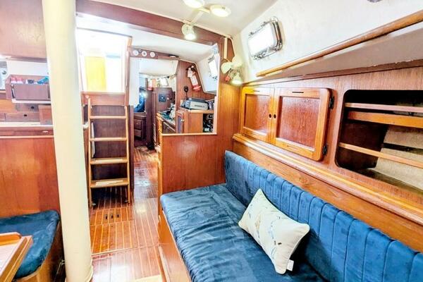UBUNTU 46ft Morgan Yacht For Sale