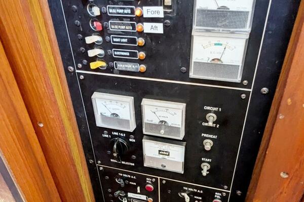 UBUNTU 46ft Morgan Yacht For Sale