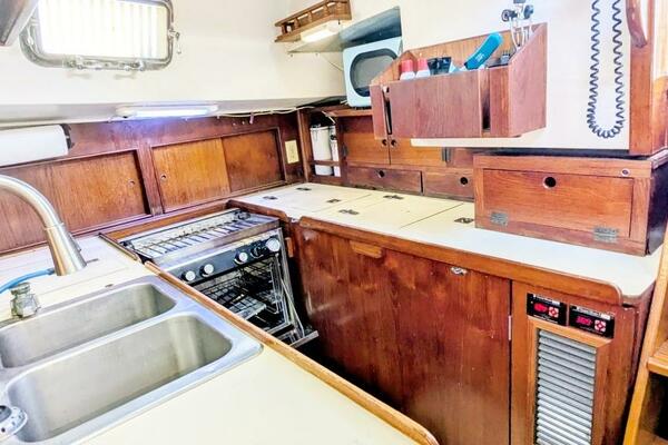 UBUNTU 46ft Morgan Yacht For Sale