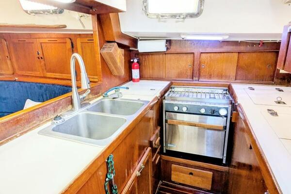 UBUNTU 46ft Morgan Yacht For Sale