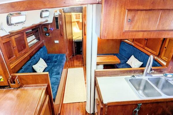 UBUNTU 46ft Morgan Yacht For Sale