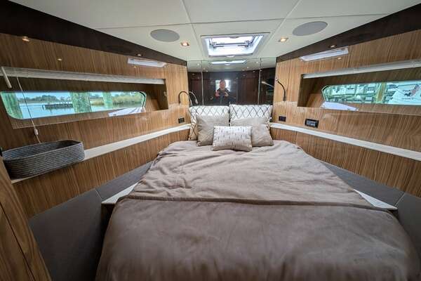 2022 Cruisers Yachts 54