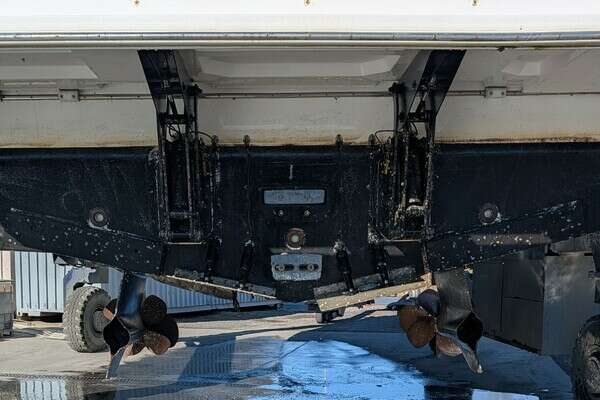 2022 Cruisers Yachts 54