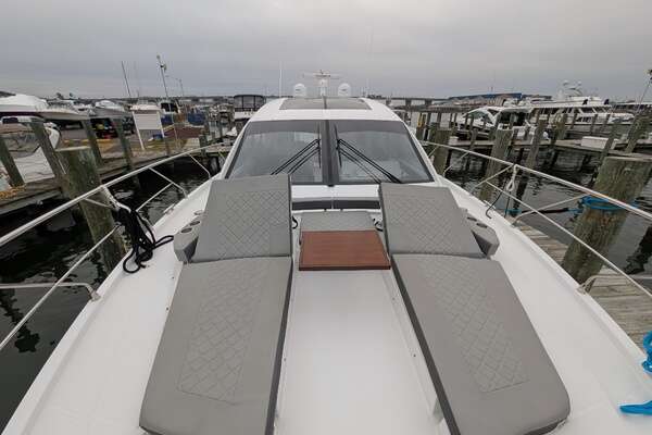 2022 Cruisers Yachts 54