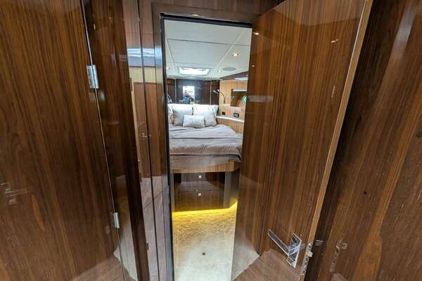 2022 Cruisers Yachts 54