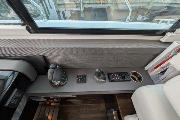 2022 Cruisers Yachts 54