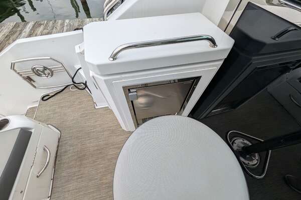 2022 Cruisers Yachts 54