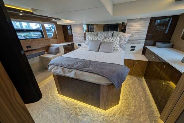 2022 Cruisers Yachts 54