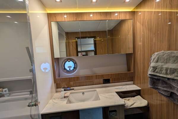 2022 Cruisers Yachts 54